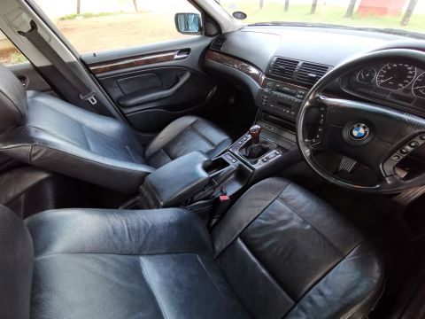 BMW - 330i Exclusive Pack